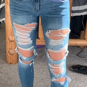 Cute ripped hollister jeans!!